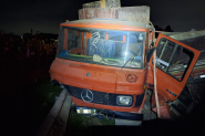 Caminh�o de Gaspar se envolve em acidente com carros em Itaja�