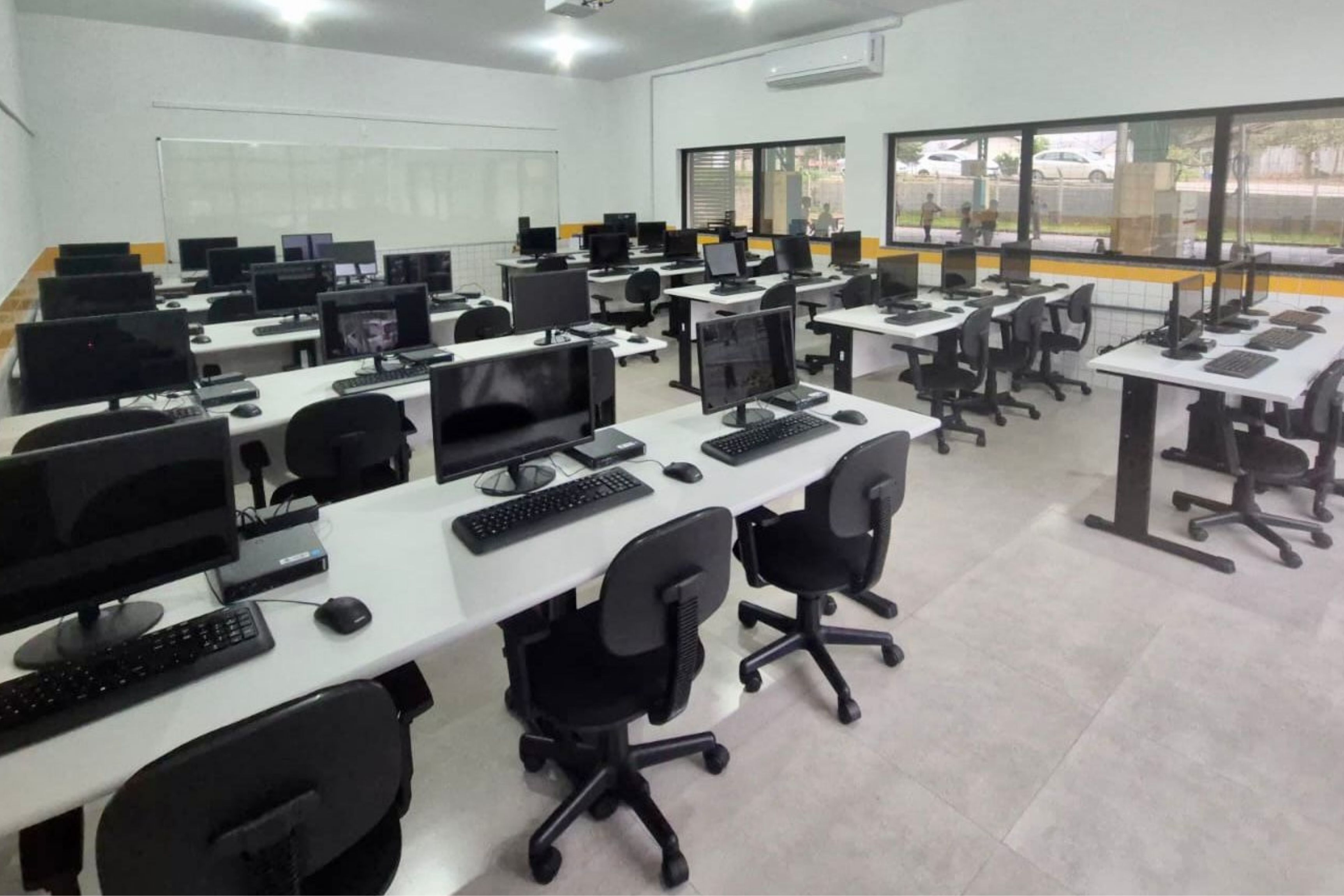 Escola do Belchior ganha 'Sala de Tecnologia' com mais de 30 computadores