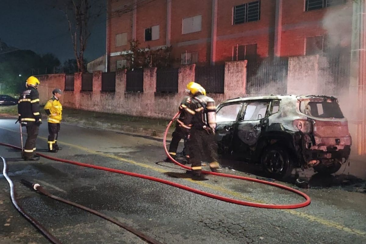 Carro � completamente destru�do por inc�ndio no Santa Terezinha, em Gaspar