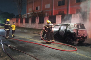 Carro � completamente destru�do por inc�ndio no Santa Terezinha, em Gaspar