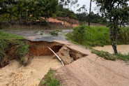 Estrada cede e desmorona em dire��o ao ribeir�o no bairro Barrac�o, em Gaspar