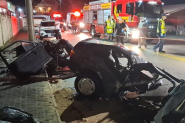 Colis�o grav�ssima contra poste parte carro ao meio e mata homem em Brusque