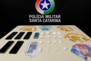 Monitoramento de ponto de tr�fico de drogas termina com homens presos no Barrac�o, em Gaspar