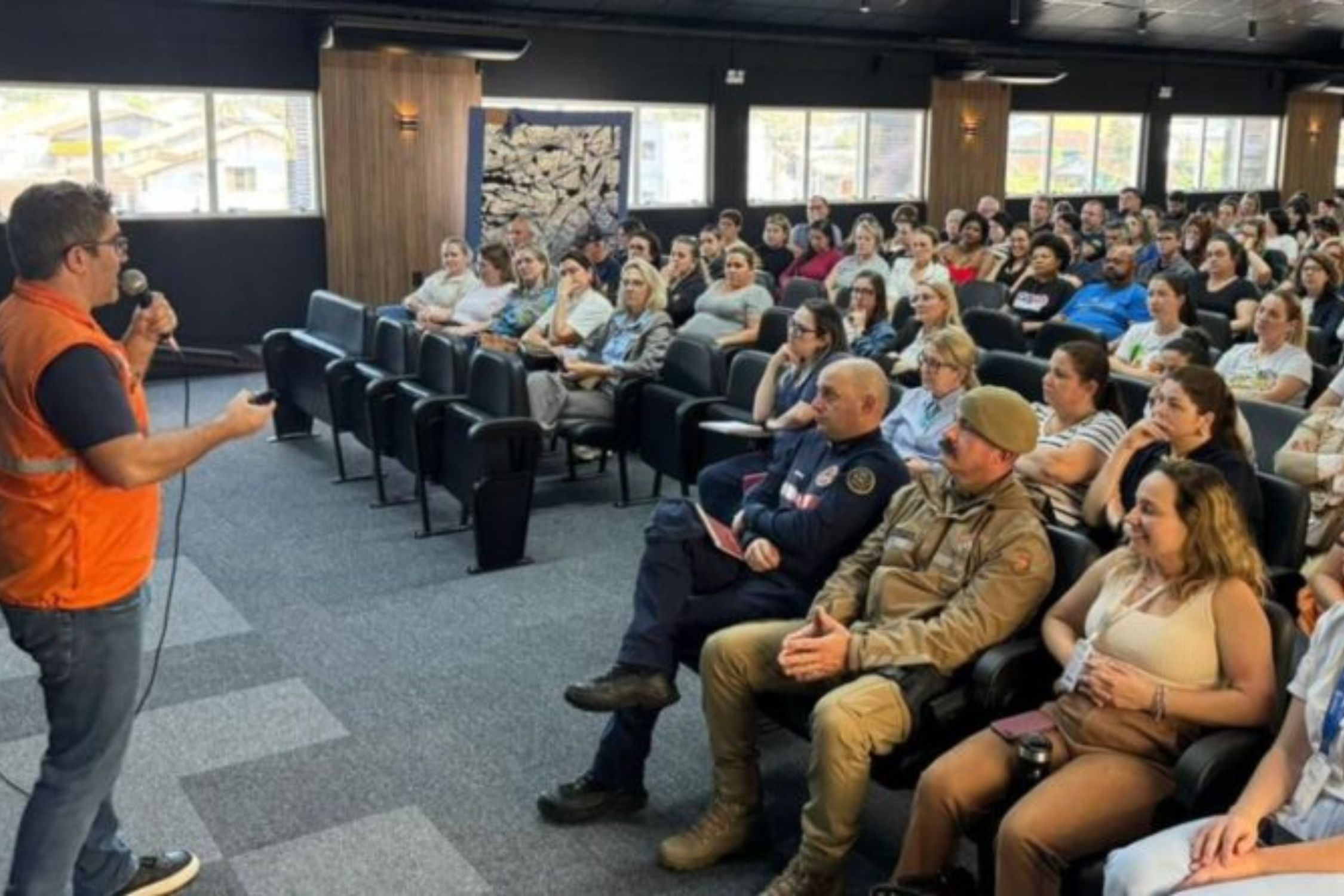 Gaspar realiza primeira reuni�o estrat�gica do Comit� de Seguran�a nas Escolas