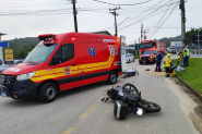 Jovem fica ferido e desorientado ap�s acidente de moto na Ivo Silveira, em Gaspar
