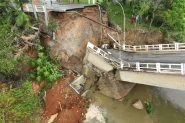 Ponte desaba, carro cai e mulher fica ferida em Canelinha