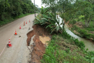 Deslizamento de terra � registrado na Estrada Geral do Gaspar Grande