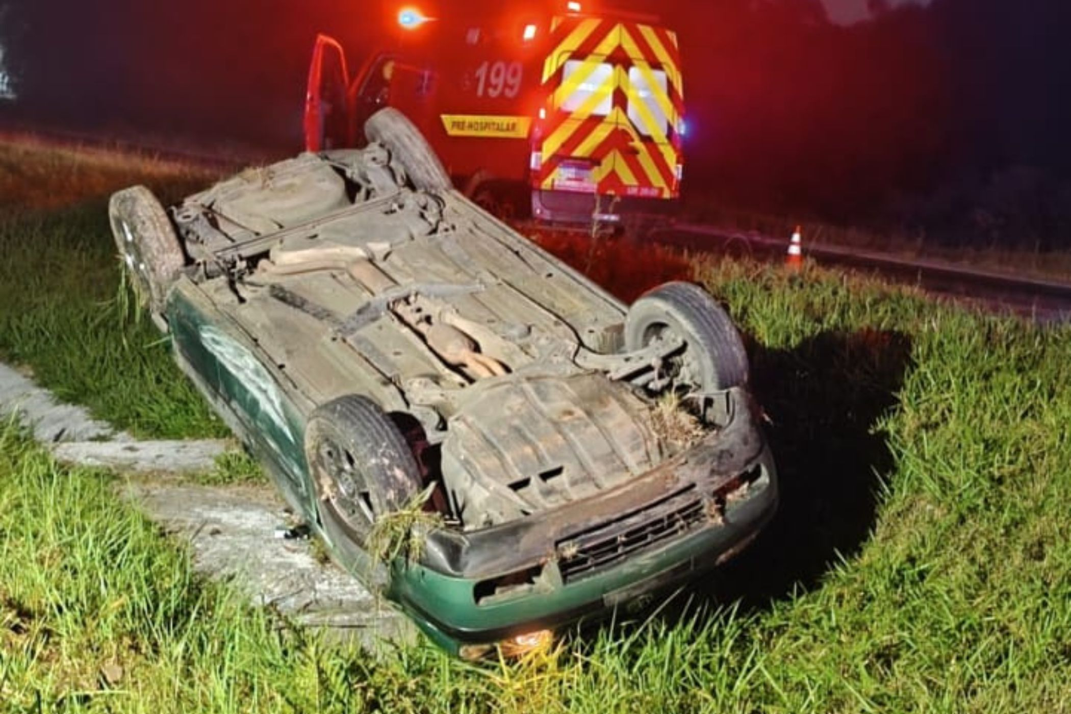 Carro capota e fica com as rodas para cima na BR-470, em Ilhota