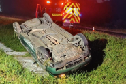 Carro capota e fica com as rodas para cima na BR-470, em Ilhota
