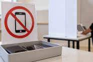 Sem celular na cabine, colinha de papel ajuda a agilizar vota��o