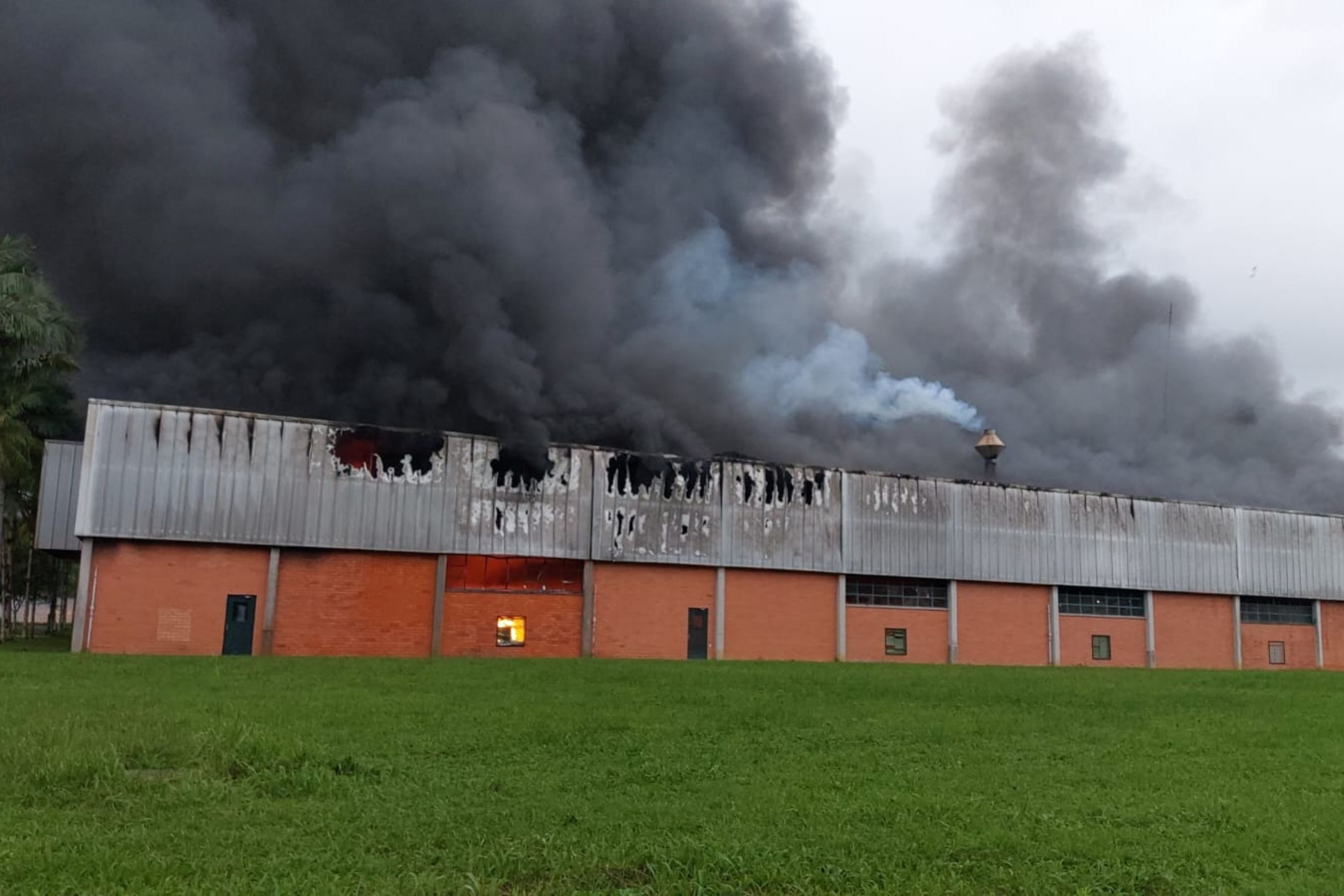 Galp�o da Cremer pega fogo em Blumenau