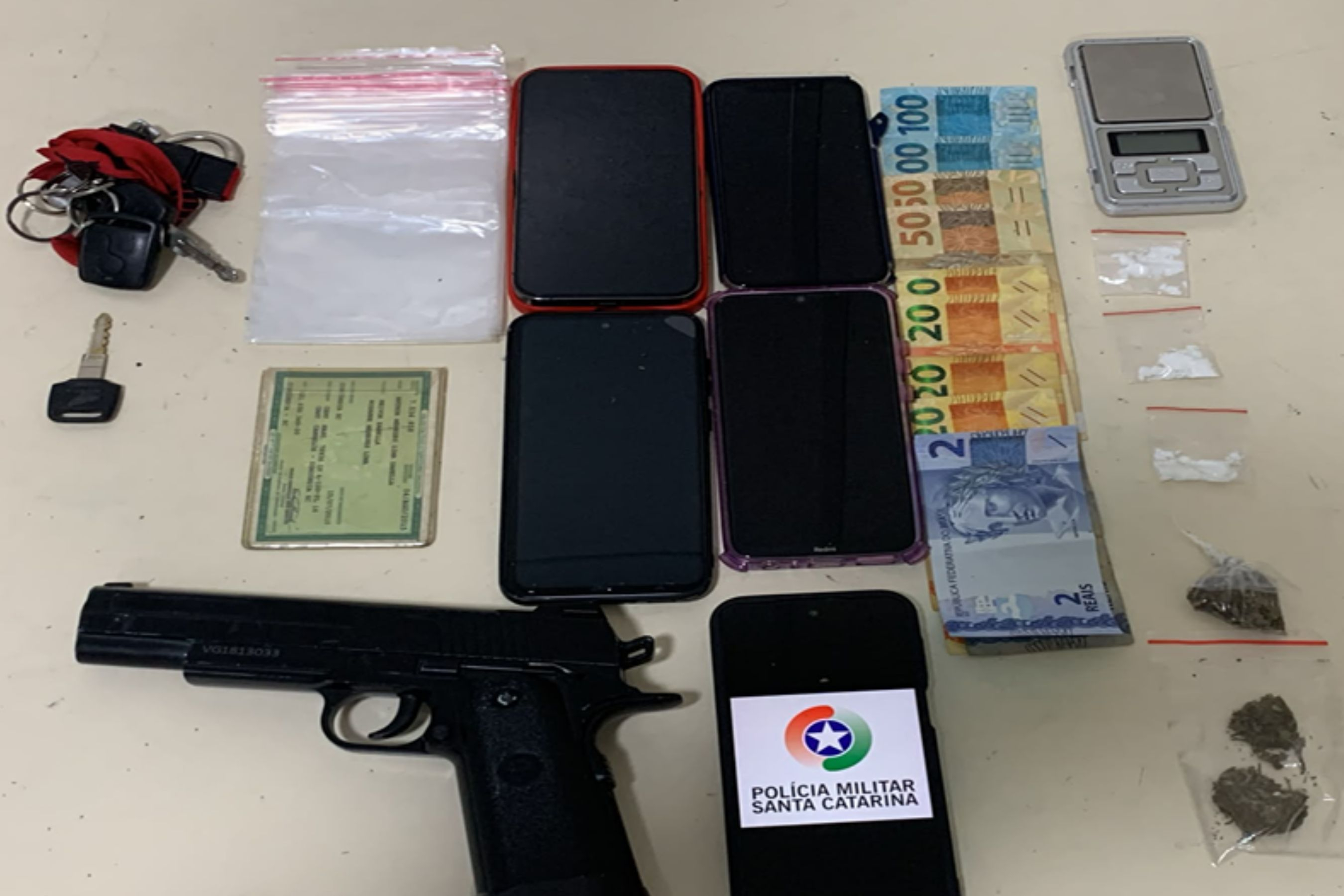 Pela segunda vez, PM prende adolescente e jovem por tr�fico de drogas em Gaspar
