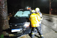 Carro colide contra �rvore e motorista fica ferido na Margem Esquerda, em Gaspar