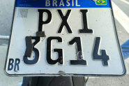 'Truque': PRF flagra placa de moto adulterada com fita adesiva em Blumenau