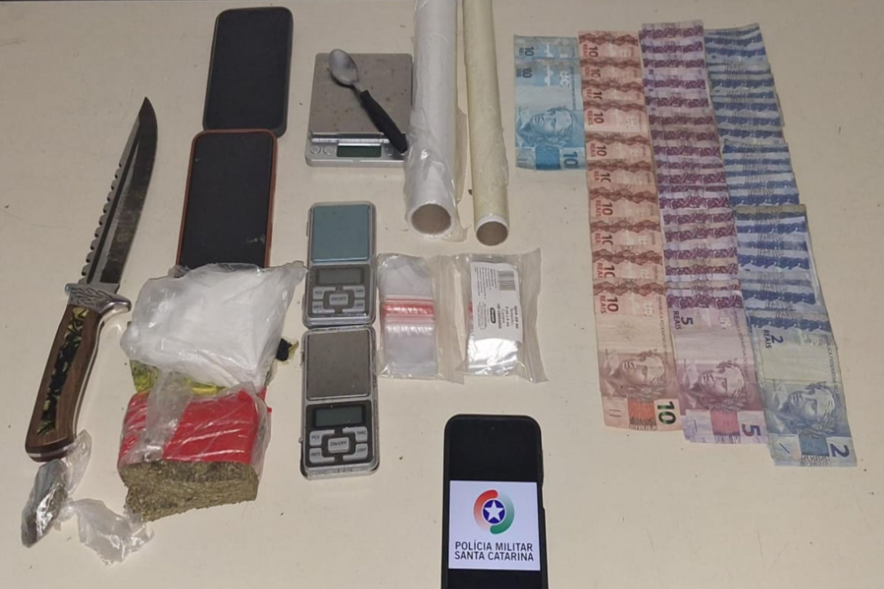 PM apreende coca�na e maconha em ocorr�ncia de tr�fico de drogas em Gaspar