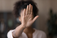 Filho grava m�e ofendendo namorada e mulher � condenada por inj�ria racial em SC