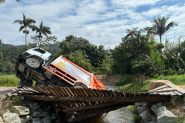 Ponte de madeira cede durante passagem de caminh�o de lixo no Gaspar Alto