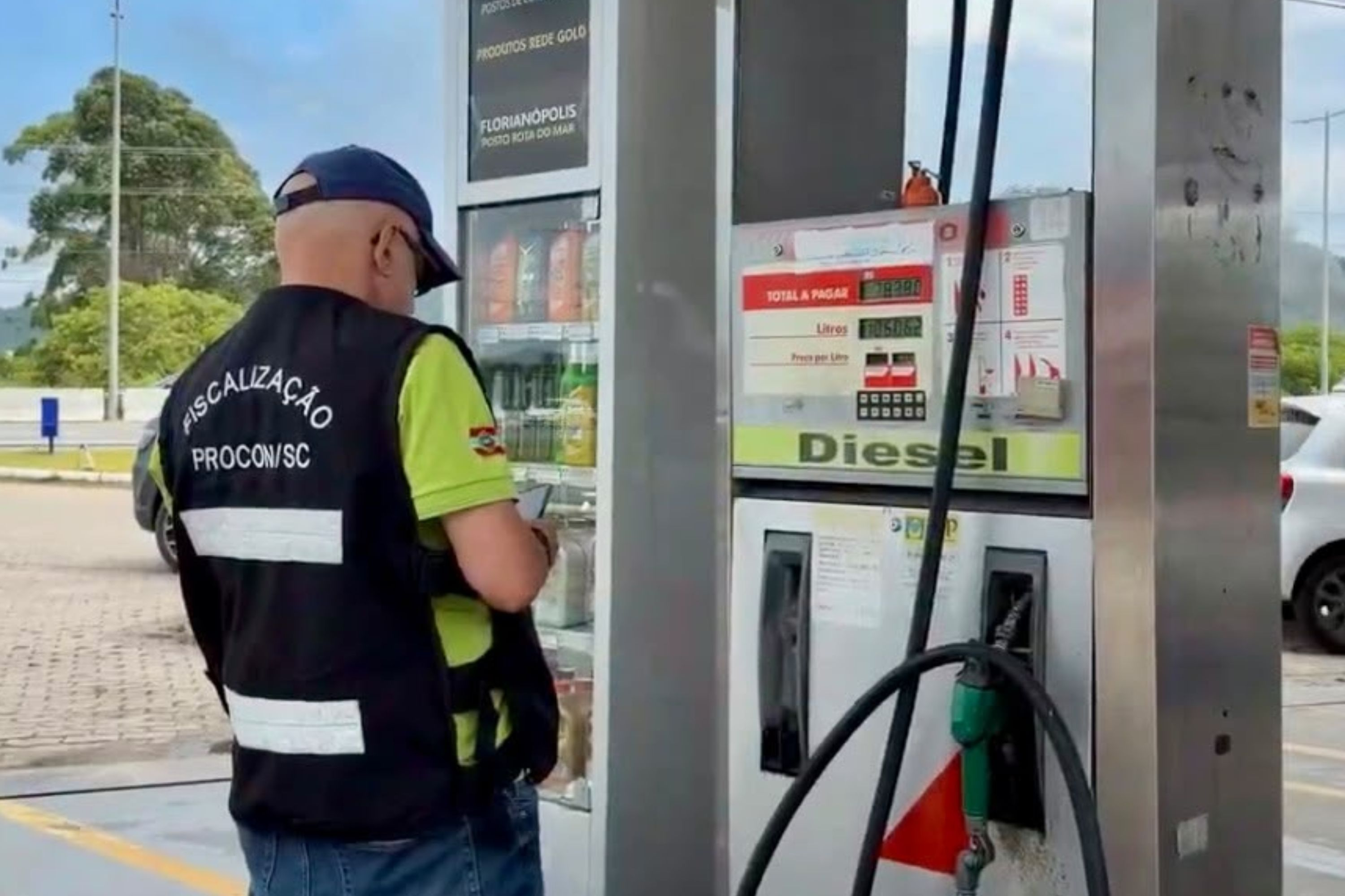 Procon notifica mais de 20 postos de combust�veis de SC por eleva��o de pre�os