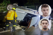 Dois jovens de 18 anos morrem ap�s carro rodar na pista, bater em poste e capotar em Blumenau