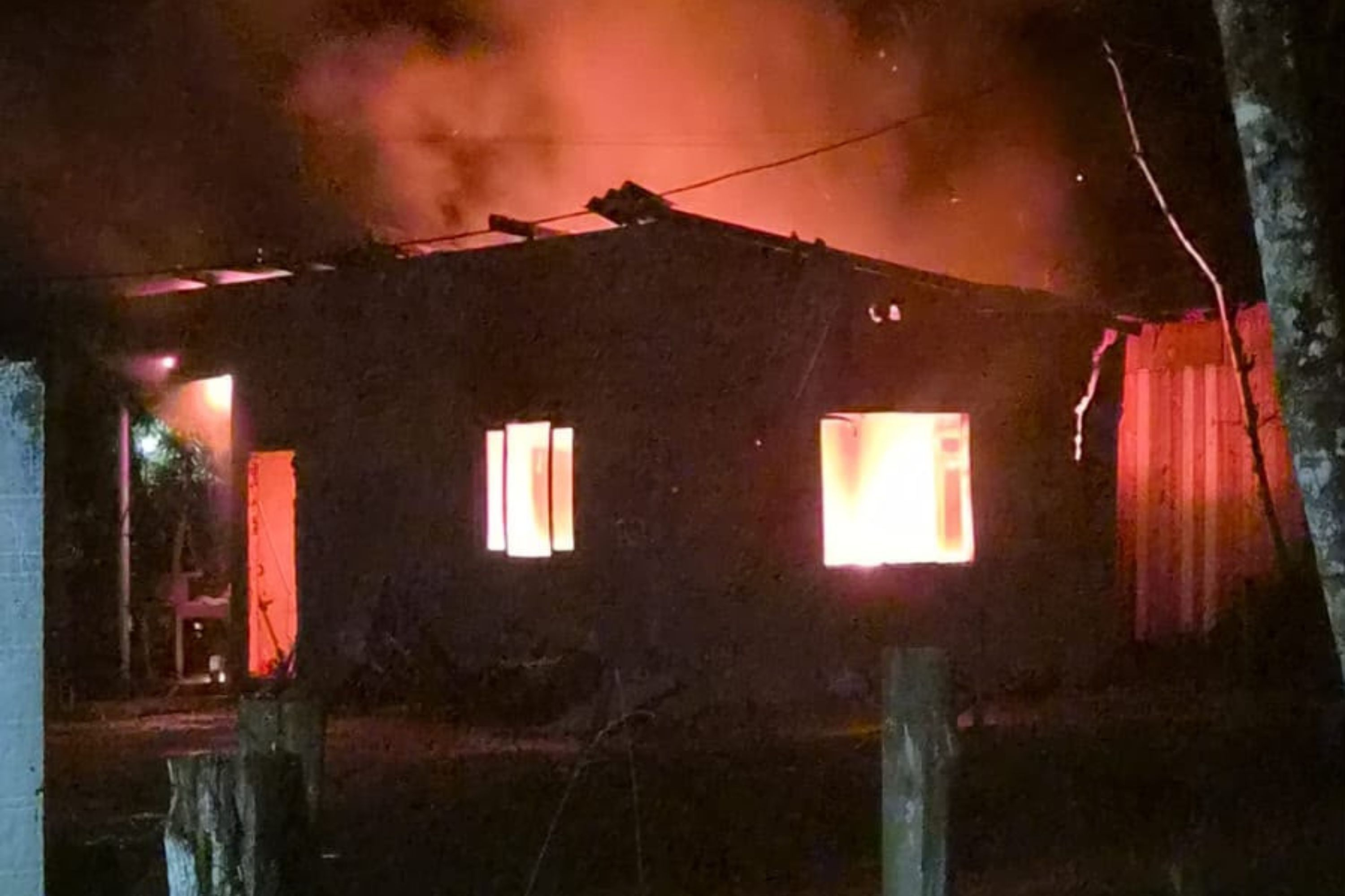 Inc�ndio destr�i casa em Ilhota na madrugada desta sexta