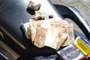 Homem tenta se esconder atr�s de placa de compensado, mas acaba preso por tr�fico de drogas em Gaspar