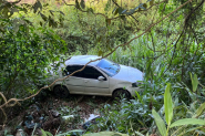 Carro com tr�s ocupantes sem cinto de seguran�a cai em ribanceira de 5 metros em Ilhota