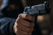 Bandido puxa gatilho de arma duas vezes durante assalto em Ilhota