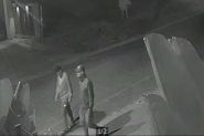 C�mera grava bandidos que tentaram atirar em homem durante assalto em Ilhota